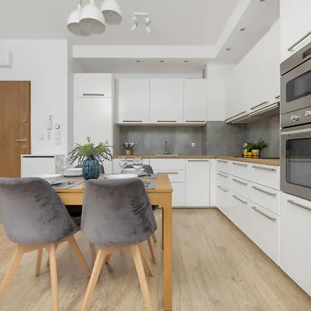 Comfy Two-bedroom Near Chopin Airport Warsaw's Ursynow By Renters Warschau