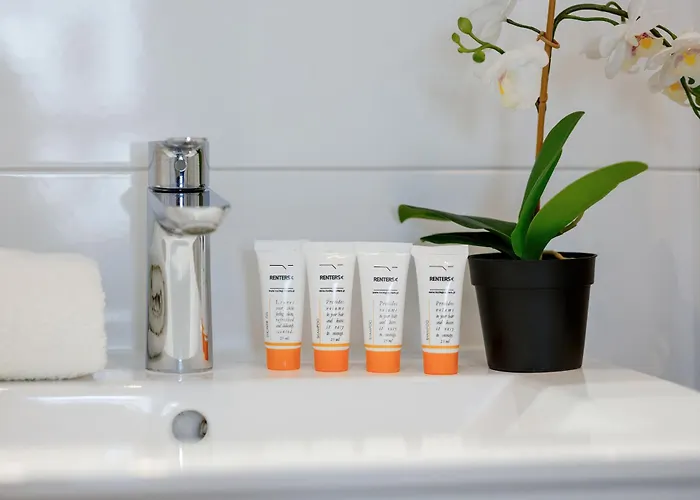 Comfy Two-bedroom Near Chopin Airport Warsaw's Ursynow By Renters * Βαρσοβία