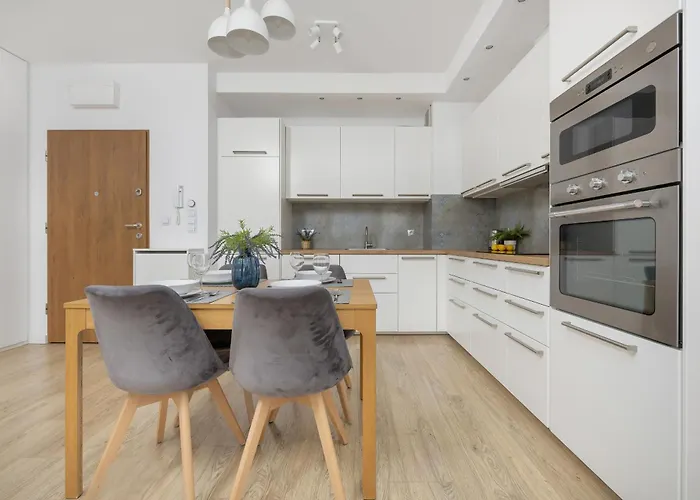 Comfy Two-bedroom Near Chopin Airport Warsaw's Ursynow By Renters وارسو