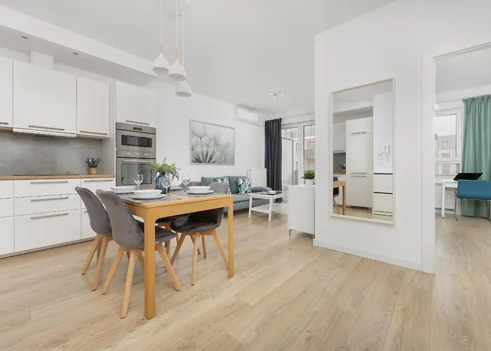 شقة Comfy Two-bedroom Near Chopin Airport Warsaw's Ursynow By Renters